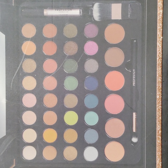 41 PC Makeup Kit - Picture 2 of 3